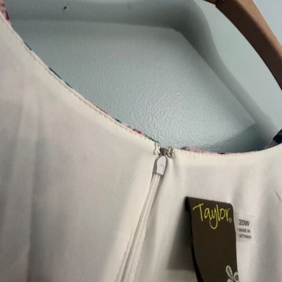 TAYLOR DRESS - Picture 6 of 13